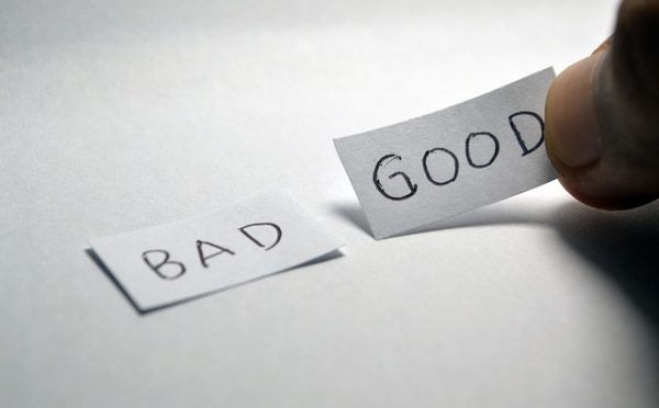 two pieces of paper one with the word bad the other with the word good, suggesting a choice